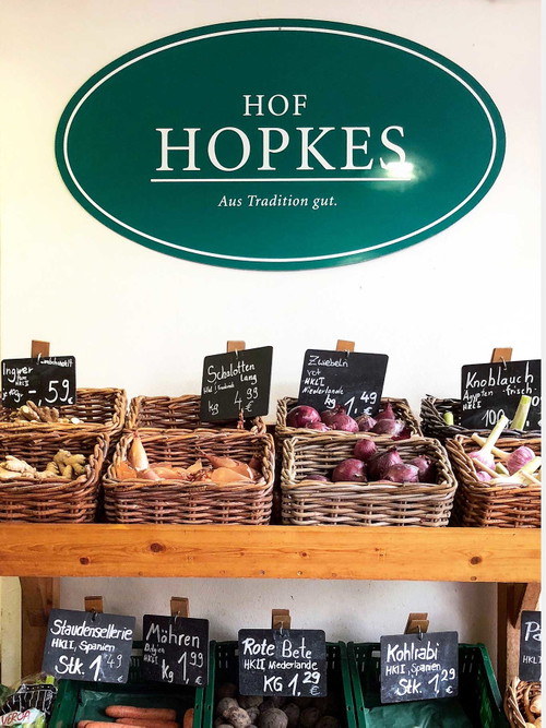 Am liebsten würden wir unsere Einkaufskörbe mit den lokalen Produkten im »Hopkes Hofladen« randvoll füllen.&nbsp;