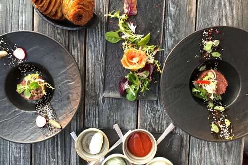 Wir entscheiden uns für mehrere kleine Speisen, wie das köstliche Beef Tartar, das asiatisch oder traditionell mariniert wird. Dazu bestellen wir einen gebeizten Lachs und so genannte Spiralkartoffeln.
&nbsp;