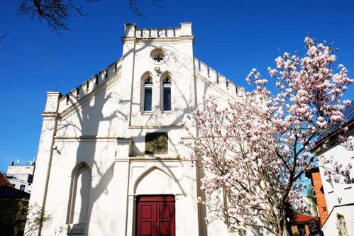 Die St. Lamberti-Kirche zeigt einen interessanten Kontrast zwischen Außenfassade und Innenraum. Die nach außen eher düster wirkende Kirche ist innen langgestreckt, in gotischem Stil und überrascht mit einem hellen Rundbau.