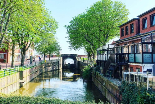 Idyllisches Greetsiel. Hier kann man herrlich Krabbenbrötchen essen.