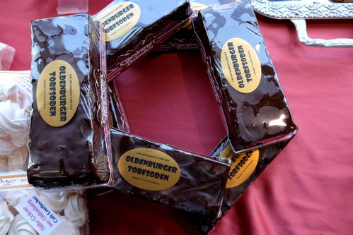 »Torfsoden« ist der Namensgeber von dieser regionalen Honig-Süßspeise. Noch nie was von »Torfsoden« gehört, zumindest nicht in Zusammenhang mit Essen? Wir lernen an diesem Tag also,dass Torfstich als der oberirdische Abbau von Torf bezeichnet wird. Das nordwestliche Niedersachsen ist von Moorflächen, sprich Torf, geprägt, und der »Torfsoden« wird aus den Hochmooren abgebaut.