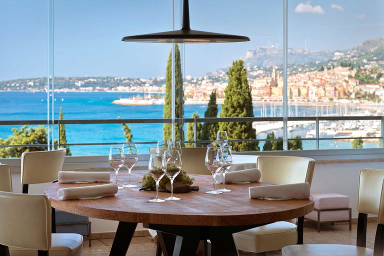 Magisch: Das «Mirazur» bietet eine spektakuläre Küche mit Blick auf Menton und die Küste.