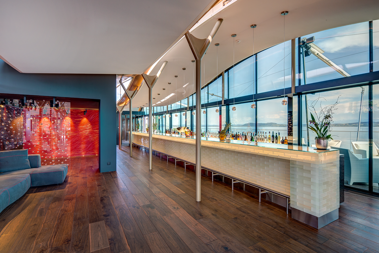 Der Innenbereich der Rooftop-Bar wurde von dem japanische Unternehmen «Super Potato» designt. 