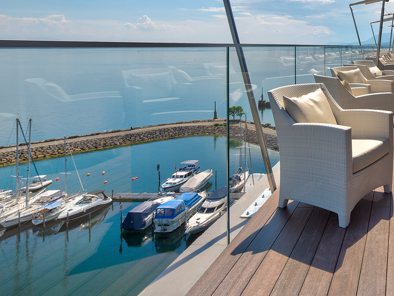 Die neue Rooftop-Bar «Waves» des Best Western Premier Hotel Beaulac im schweizerischen Neuchâtel.