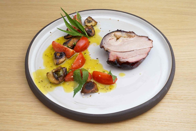 Porchetta, Hanföl und Blumauer Paradeiser.