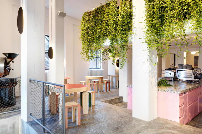 In den Räumlichkeiten eines ehemaligen Stahlsilos befindet sich die farbenfrohe «Santa Rosa Bar».