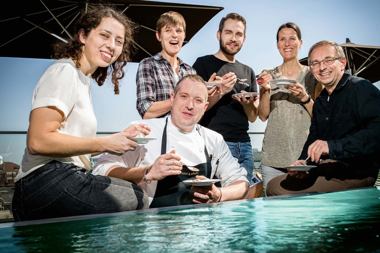 Magdalena Sandoval (»Eis Greissler«), Jürgen Gschwendtner (Küchendirektor »Grand Ferdinand«), Romana Fertl (Sensorikerin, www.opensense.at), Jürgen Vsetecka (Patissier Meinl, »Chief of Sugar«), Eva Derndorfer (Sensorikerin, www.evaderndorfer.at), Leo Forsthofer (Meisterkonditor »Kurkonditorei Oberlaa«), Danke an die Test-Location: »Grand Étage« im Hotel »Grand Ferdinand« (www.grandferdinand.com).