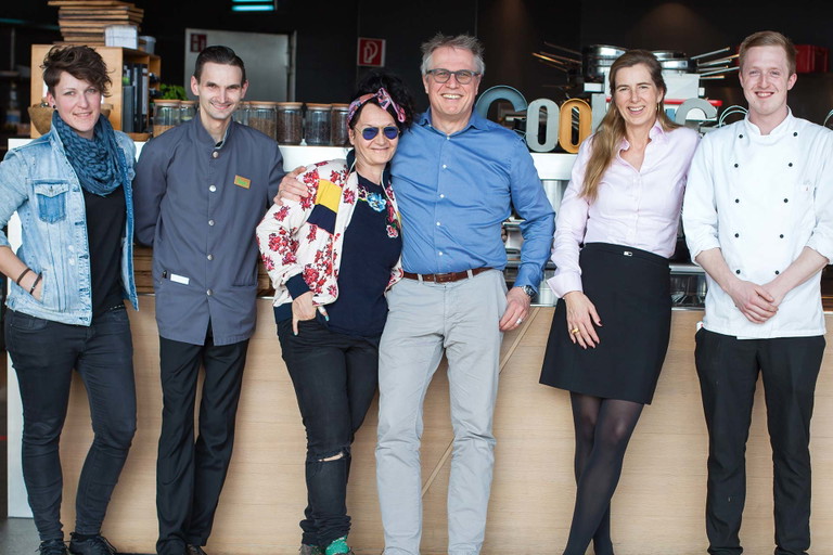 Cornelia Ganß (Studienmanagerin Gastronomie, Genuss &amp; Touristik, IHK München), Daniel Kaiser (Jungsommelier »Käfer«), Graciela Cucchiara (»Die Kochgarage«), Lars Schepp (Inhaber Gourmistas) Martina Meise (Inhaberin »Café Limulus« und »Fasanerie«), Lucas Eibl (Koch, »Bavarie« in der BMW-Welt). Location: »Bavarie« in der BMW-Welt.
