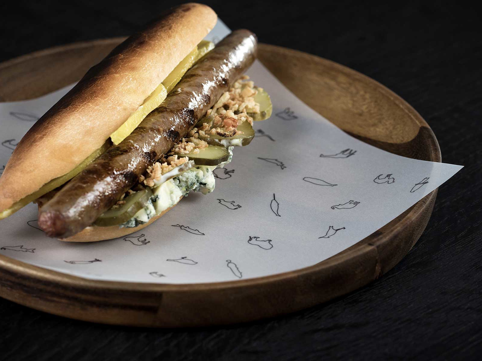 Der »French Bull Dawg« mit Merguez, Gorgonzola Dolce und Birne, serviert im Walnussbrot.