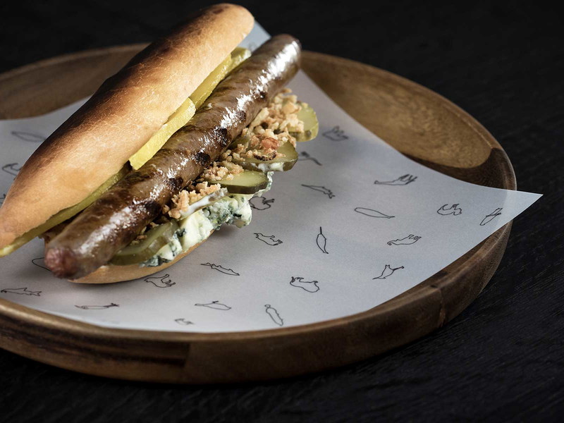 Der »French Bull Dawg« mit Merguez, Gorgonzola Dolce und Birne, serviert im Walnussbrot.