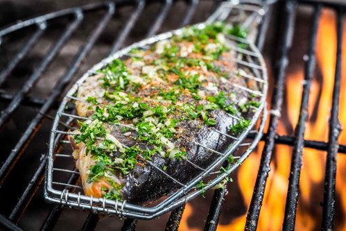 Auch Fische kommen auf den Grill.