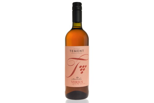 Verjus Apero Rosso, Weingut Tement, SüdsteiermarkVerjus wird aus unreifen Weintrauben erzeugt und ist feiner als Zitronensaft. Mit (Mineral-)Wasser im Mischungsverhältnis 1:1 oder 1:2 verdünnen. Genuss ohne Alkohol.www.tement.at&nbsp; € 4,90