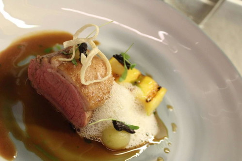 Pauillac Lamm von Juan Amador: Ananas/grünes Curry/fermentierte Schalotten