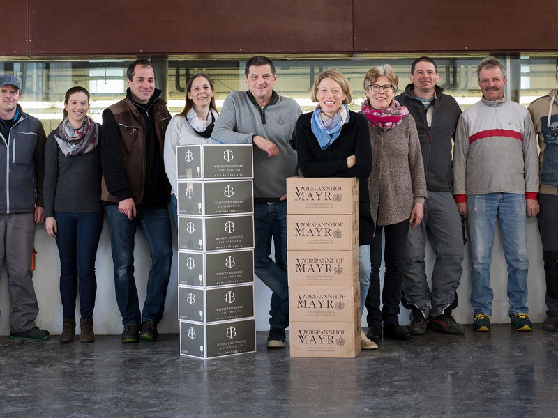 Das Team der Weingüter Buchegger und Vorspannhof Mayr steht geschlossen beisammen.