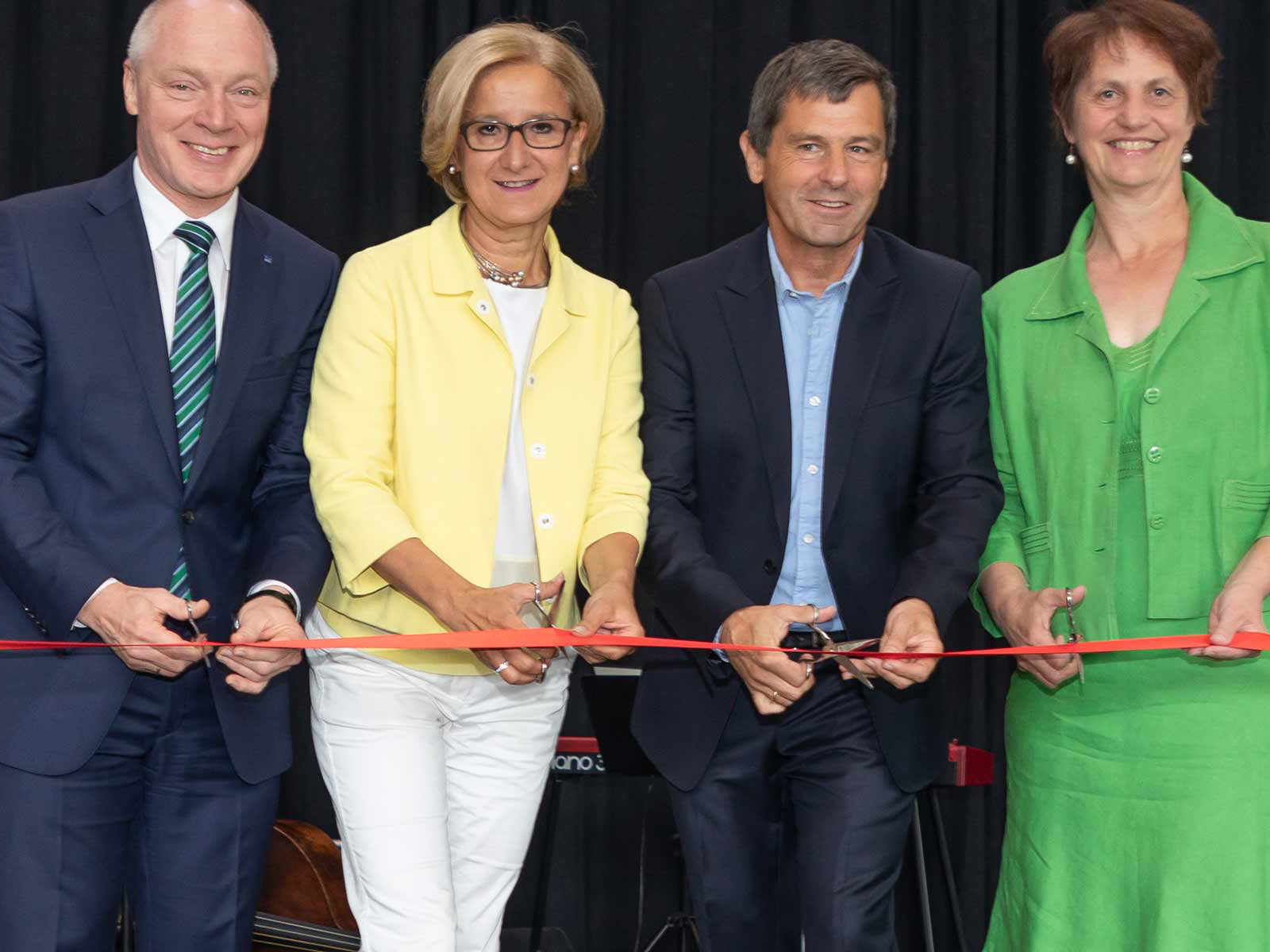 Zur Eröffnung wird das Band durchschnitten.