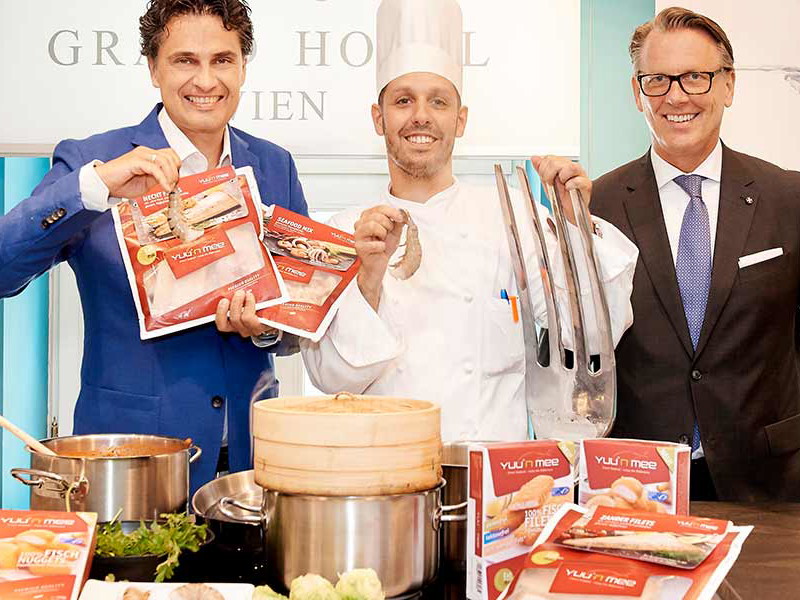 &nbsp;
&nbsp;
&nbsp;
&nbsp;
&nbsp;
&nbsp;
&nbsp;
&nbsp;
&nbsp;
&nbsp;
&nbsp;
&nbsp;
&nbsp;
&nbsp;
&nbsp;
&nbsp;
&nbsp;
Yuu’n
Mee-Chef Robert Herman präsentiert seine Produkte im Grand Hotel, mit Executive Chef
Jürgen Lengauer &amp; General Manager Horst Mayer