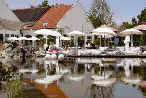Das neue »Strandhaus« in Mörbisch wird vom Wiener Gastronomen Markus Artner betrieben. Das Küchenkonzept stammt&nbsp; von Markus Höller vom Restaurant »Artner auf der Wieden«.