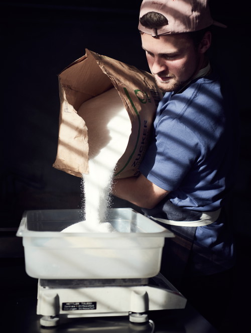 Chocolatier Finn Ramseier von der Zürcher Manufaktur La Flor bei der Arbeit. 
