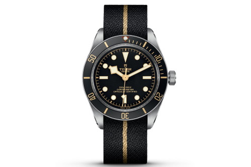 &nbsp;Tudor »Black Bay Fifty-Eight« mit hochwertig geflochtenem Stoffband.