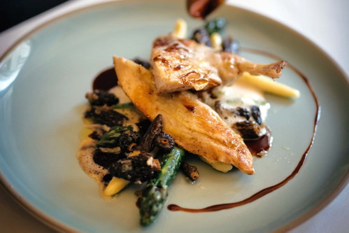 Gebratenes Perlhuhn mit Schupfnudeln, grünem Spargel und Morcheln in der »Blauen Gans«.