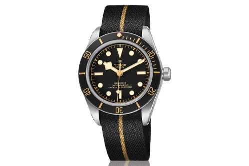Tudor »Black Bay Fifty-Eight« mit hochwertig geflochtenem Stoffband.