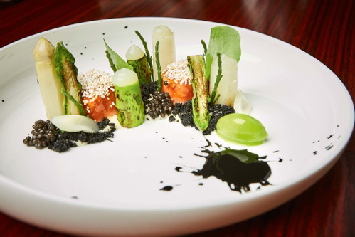 Ora-King-Lachs mit Amarant, Spargel und Grüll-Kaviar aus Grödig.