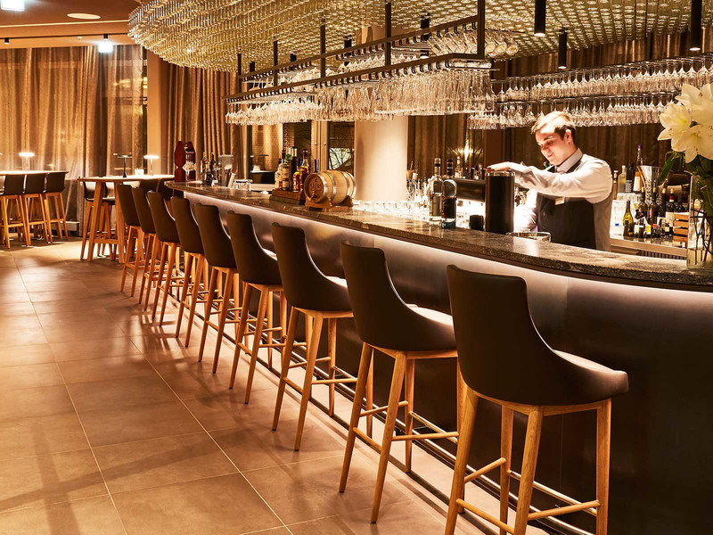 An der Bar im »Valentinum &amp; Bar« werden bierige Cocktails serviert.