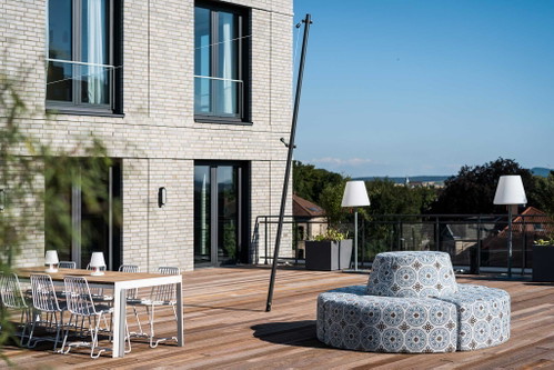Auf der Dachterrasse kann man die Welt um sich herum kurz vergessen.