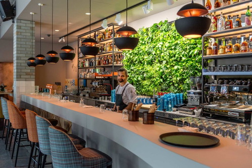 In der Bar »Herbarium« steht die Pflanzenwelt im absoluten Mittelpunkt.