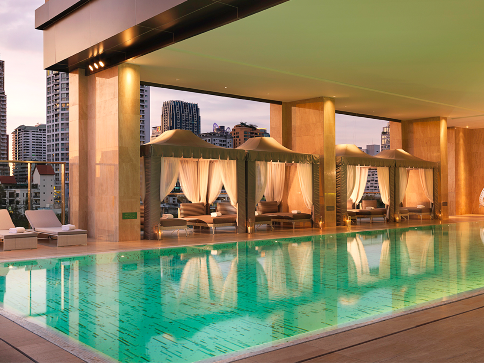 Der Pool des «Oriental Residence», das in der Innenstadt von Bangkok liegt, bietet herrliche Ausblicke auf die Umgebung. 