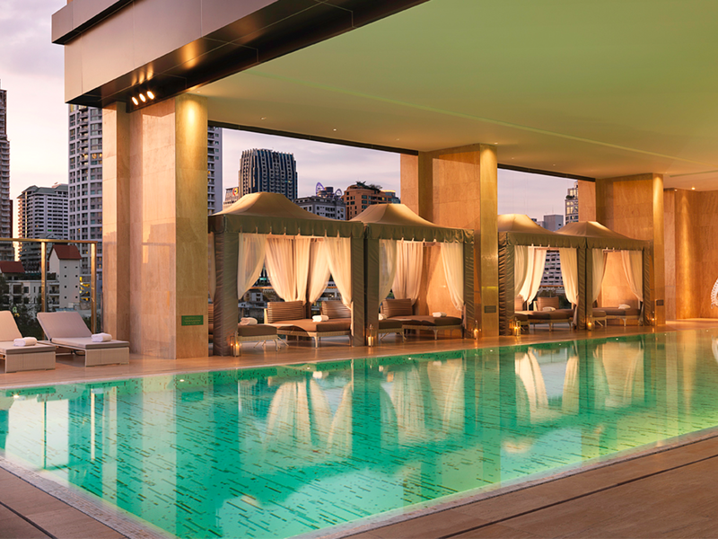 Der Pool des «Oriental Residence», das in der Innenstadt von Bangkok liegt, bietet herrliche Ausblicke auf die Umgebung. 