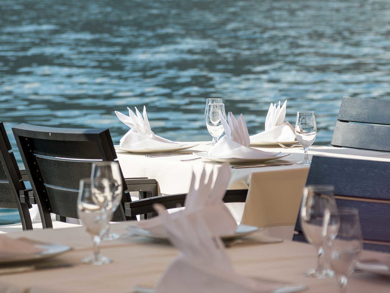 Essen und den Blick übers Wasser schweifen lassen.