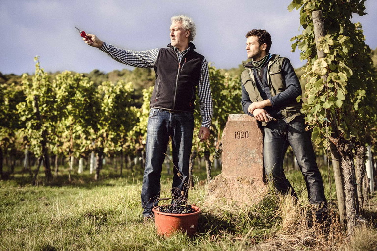 Sie wissen nicht nur am Grenzstein, wo es langgeht: Werner Jülg und Sohn Johannes.