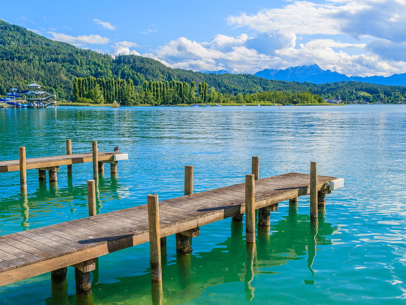 Leichte Brise, kühles Wasser: So geht Urlaub. Am Wörthersee kann man mit dem Segelboot sogar zum Essen fahren. 
