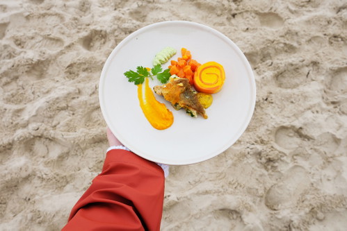 Kabeljau an Tonkabohnen-Tomate mit Wildkräutern und Bärlauchpesto
