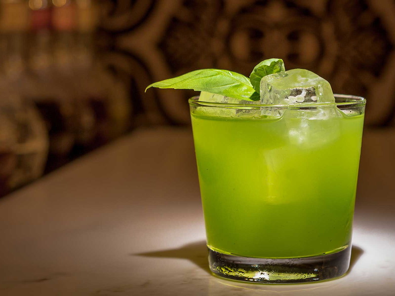 Genau richtig für heiße Sommertage: Der Gin Basil Smash, den Barkeeper Jörg Meyer vor zehn Jahren erfand.