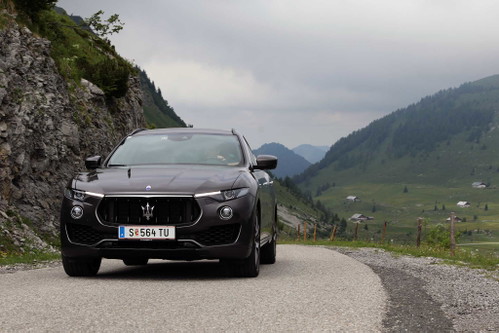 Ziel der kulinarischen Reise ist der Salzburger Trattberg – die Serpentinen am Weg nach oben meistert der Levante spielerisch und mit beeindruckender Sounduntermalung des V6-Motors.
