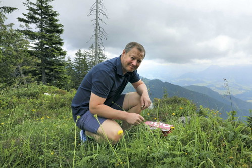Döllerer bedient sich für seine Cuisine Alpine direkt in der Natur.