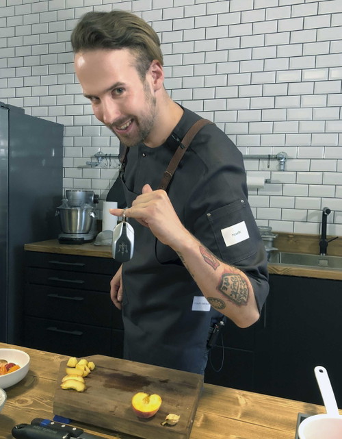 Der Maserati hat ihn um den Finger gewickelt: Sören Herzig mit dem Dreizackschlüssel in der Feinkoch-Küche (o.).
