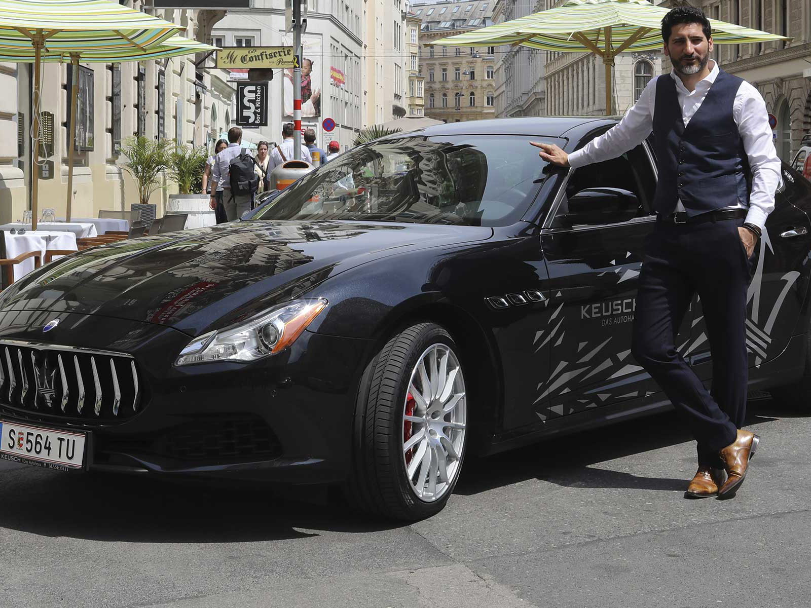 Der Gentleman und sein Geschoss: Tian-Chefkoch Paul&nbsp;Ivić vor dem Quattroporte.