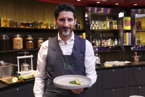 Inspiriert von seiner Ausfahrt im Maserati zauberte Paul Ivić ein Gericht aus Spargel, Brennnessel und Holunder. »Das passt in seiner Eleganz, Schlichtheit und Ausdrucksstärke perfekt zum Quattroporte.«