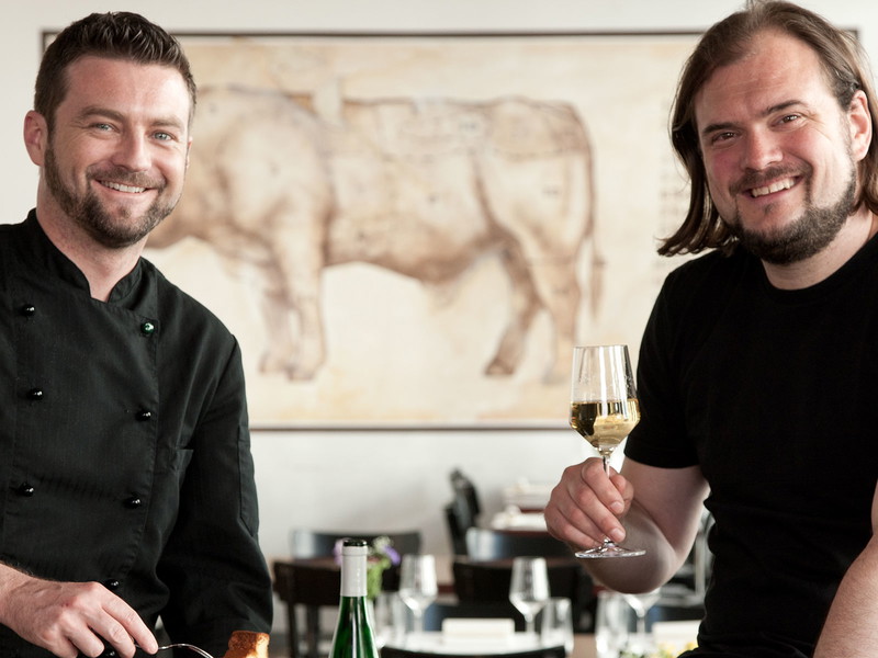 Gastgeber Stefan Iseli und Jann-M. Hoffmann vom traditionsreichen Cafe Boy.