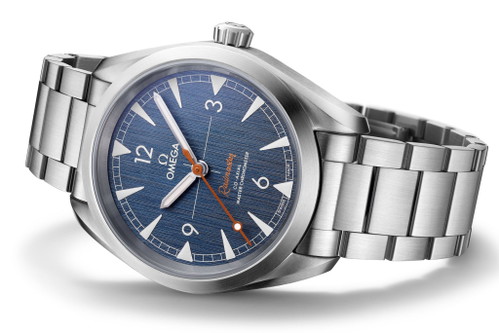 Die Omega «Railmaster Denim» mit hochwertigem Edelstahlband kostet rund 5200 CHF.