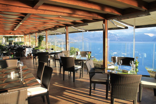 Kulinarische Hochgenüsse und ein perfekter ­Ausblick über den See – das alles gibt’s auf der Terrasse des Hotels »Le Baron Tavernier«. 