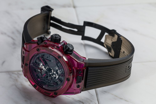 Hublot «Big Bang Unico Sapphire»: Rotes, 45 mm Saphirgehäuse, wassereicht bis zu 50 Meter. Motor ist das Hublot-eigene Chronografenkaliber HUB 1242 «Unico». Limitiert auf 250 Stück. Preis: rund 84'300 CHF.