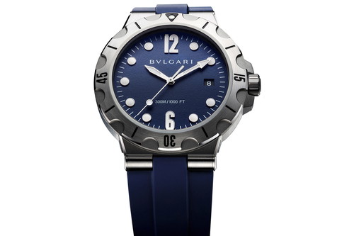 Bulgari »Diagono Scuba«: das coole Swiss-made-Kleinod aus Italien. Ein elegantes, besonders flaches Gehäuse, wasserdicht bis zu 300 Meter. Auch mit schwarzem Zifferblatt und Gummiband erhältlich.