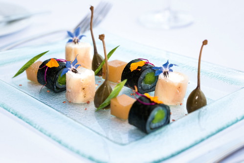 Kulinarische Köstlichkeiten auf der Terrasse des Hotels »Le Baron Tavernier«.