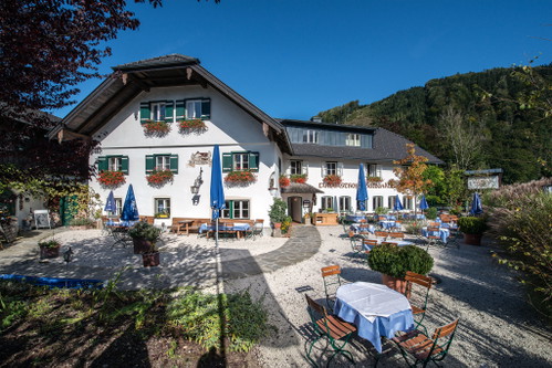 Das »Batzenhäusl« in Winkl bei St. Gilgen am nahe gelegenen Krottensee&nbsp;erdet mit heimischer Klassik.