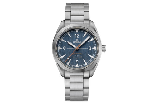 Das Gehäuse der Omega «Railmaster Denim» ist bis zu 150 Meter wasserdicht.