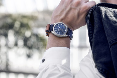 Das Denim-Leder-Nato-Band der neuen Omega «Railmaster Denim» ist ein Hingucker.